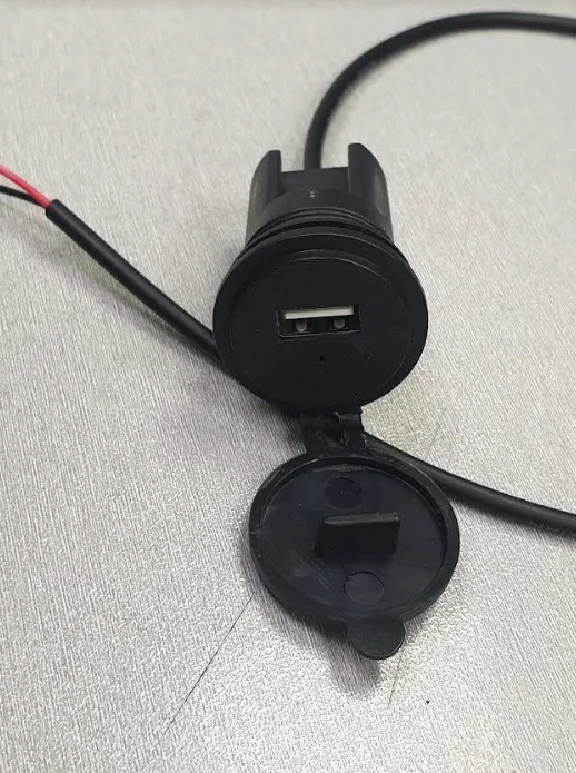 מתאם מ-USB לשקע מצת 12V מוגן מים