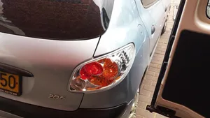 התקנת פנסים שקופים אחוריים לפג"ו 206 שנת 2004